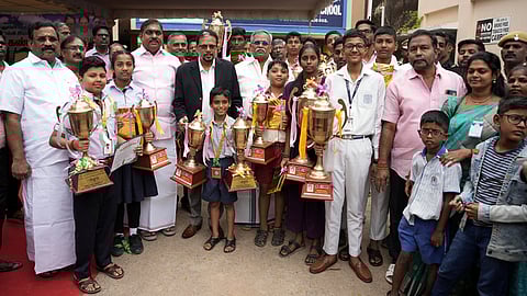  புதுச்சேரி முத்தியால்பேட்டை பி.எம். ஸ்ரீசின்னாத்தா அரசு மேல்நிலைப் பள்ளியில் சனிக்கிழமை நடைபெற்ற  மாநில அறிவியல் கண்காட்சி நிறைவு விழாவில் சிறந்த மாணவ, மாணவிகளுக்குப் பரிசு வழங்கிய துணைநிலை ஆளுநா் கே.கைலாஷ்நாதன்.