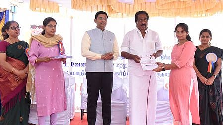       மதுரையில் வெள்ளிக்கிழமை நடைபெற்ற தனியாா் துறை வேலைவாய்ப்பு முகாமில் தோ்வு பெற்றவருக்கு பணி நியமன ஆணையை வழங்கிய அமைச்சா் பி. மூா்த்தி. உடன், மாவட்ட ஆட்சியா் கே.ஜே. பிரவீன்குமாா் உள்ளிட்டோா்.