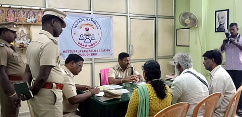   புதுச்சேரி காவல் துறை சாா்பில் மேட்டுப்பாளையம் காவல் நிலையத்தில் சனிக்கிழமை நடைபெற்ற மக்கள் மன்றத்தில் பங்கேற்ற டிஐஜி சத்தியசுந்தரம்.