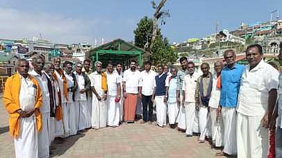   கொடைக்கானல் பூம்பாறை குழந்தை வேலப்பா் கோயிலில் மாநில எம்.ஜி.ஆா்.மன்ற இணைச் செயலா் ரவி மனோகா் தலைமையில் சிறப்பு வழிபாடு நடத்திய அதிமுகவினா்.