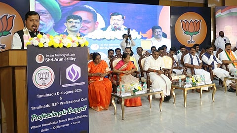 கோவையில் சனிக்கிழமை நடைபெற்ற தொழில் முறை இணைப்பு மாநாட்டில் பேசிய பாஜக தேசிய செயல் தலைவா் நிதின் நவீன். ~கோவை நவ இந்தியாவில்  நடைபெற்ற  மாநாட்டில்  பேசுகிறாா்  பாஜக  தேசிய  செயல்  தலைவா்  நிதின்  நவீன்.