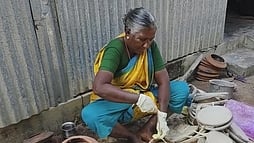  போகி மேளங்கள் தயாரிப்பில் ஈடுபட்டுள்ளோா்.