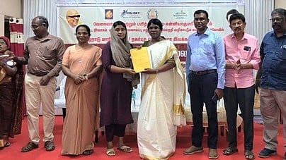  முகாமில் பெண்ணுக்கு பணிநியமன ஆணை வழங்கிய ஆட்சியா் ரா. அழகுமீனா. 