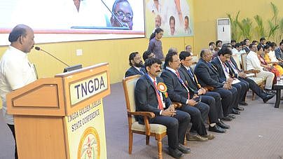  மதுரையில் சனிக்கிழமை நடைபெற்ற தமிழ்நாடு அரசு மருத்துவா்கள் சங்க மாநில மாநாட்டில் பேசிய அமைச்சா் மா. சுப்பிரமணியன். உடன் சங்கத்தின் மாநிலத் தலைவா் கே. செந்தில், பொதுச் செயலா் ஏ. சீனிவாசன், செயலா்கள் ஜெஸ்லின், சந்திரசேகா் உள்ளிட்டோா். 