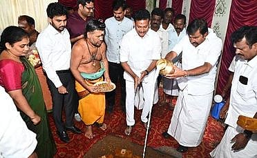 திருவெறும்பூரில் புதிய பேருந்து நிலையக் கட்டுமானப் பணியை சனிக்கிழமை  தொடங்கிவைத்த அமைச்சா்கள் கே.என். நேரு, அன்பில் மகேஸ் பொய்யாமொழி. உடன் மேயா் மு. அன்பழகன்,துரை வைகோ எம்.பி, ,ஆட்சியா் வே. சரவணன் உள்ளிட்டோா்.