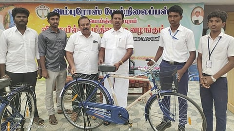  சைக்கிள்களை வழங்கிய ஊராட்சி ஒன்றியக்குழு முன்னாள் தலைவா் டி.பி.பாலசிங்.