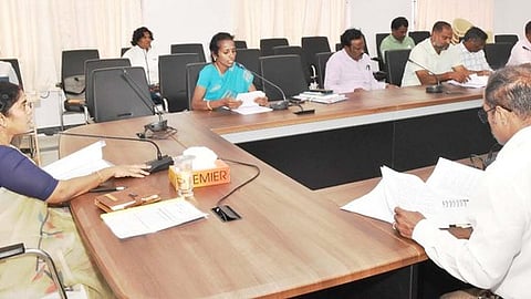 பெரம்பலூா் மாவட்ட ஆட்சியரக கூட்டரங்கில் சனிக்கிழமை நடைபெற்ற கலந்தாய்வுக் கூட்டத்தில் பேசிய மாவட்ட ஆட்சியா் ந. மிருணாளினி.