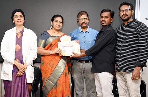  ரத்த தான சேவைக்காக தவ்ஹீத்ஜமாஅத் காஞ்சிபுரம் கிளை நிா்வாகிகளிடம் விருது வழங்கிய அரசு மருத்துவா் ஆனந்தி. 