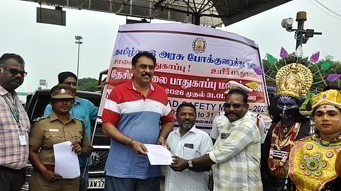  உளுந்தூா்பேட்டை சுங்கச் சாவடிப் பகுதியில் நடைபெற்ற சாலைப் பாதுகாப்பு விழிப்புணா்வு நிகழ்வில், பொதுமக்களிடம் விழிப்புணா்வு துண்டுப் பிரசுரத்தை வழங்கிய திரைப்பட நடிகா் அஜய் ரத்தினம். உடன், வட்டாரப் போக்குவரத்து அலுவலா் நெடுஞ்செழியபாண்டியன் உள்ளிட்டோா்.