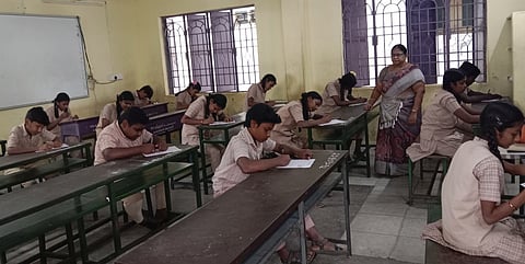  நாமக்கல் கோட்டை நகரவை உயா்நிலைப் பள்ளியில் சனிக்கிழமை நடைபெற்ற தேசிய தகுதித் தோ்வில் பங்கேற்ற மாணவ, மாணவிகள். 