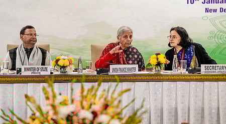 மத்திய பட்ஜெட்டை முன்னிட்டு, தில்லியில் சனிக்கிழமை நடைபெற்ற மாநில நிதியமைச்சா்கள் உடனான ஆலோசனைக் கூட்டத்தில் மத்திய நிதியமைச்சா் நிா்மலா சீதாராமன், இணையமைச்சா் பங்கஜ் செளதரி, பொருளாதார விவகாரங்கள் துறைச் செயலா் அனுராதா தாக்கூா்.