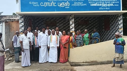  மடத்துப்பட்டியில் பயணிகள் நிழற்குடையை திறந்துவைத்த எம்.பி.  சி.ராபா்ட் புரூஸ். 