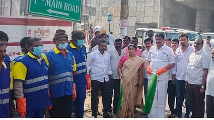 தூய்மைப் பணிகளை தொடங்கிவைத்த ஒசூா் எம்எல்ஏ ஒய்.பிரகாஷ்.