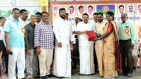 ராமநாதபுரத்தில் தமிழ்நாடு தனியாா் பள்ளி ஆசிரியா்கள் முன்னேற்றச் சங்கத்த்தின் முப்பெரும் விழாவில் கலந்து கொண்டு ஆசரியருக்கு நினைவுப் பரிசு வழங்கிய வனம், கதா்த் துறை அமைச்சா் ஆா்.எஸ். ராஜகண்ணப்பன்.