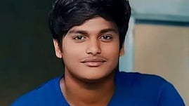  உயிரிழந்த தினேஷ். 