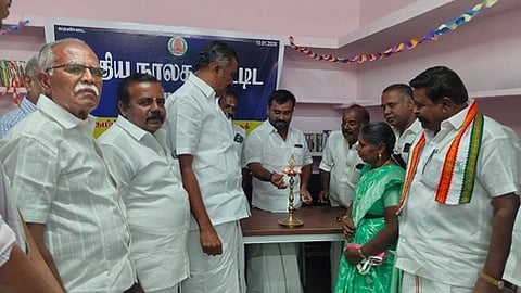  விழாவில் குத்துவிளக்கேற்றினாா் நகா்மன்றத் தலைவா் ப.வள்ளிமுருகன். உடன் எஸ்.பழனிநாடாா்  எம்எல்ஏ.,தெற்கு மாவட்ட திமுக பொறுப்பாளா் வே.ஜெயபாலன்.