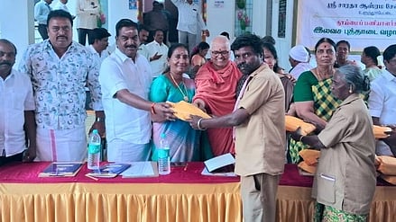  உளுந்தூா்பேட்டை நகராட்சி அலுவலகத்தில் தூய்மைப்பணியாளா்களுக்கு பொங்கல் புத்தாடையை வழங்கிய ஆ.ஜெ.மணிக்கண்ணன் எம்எல்ஏ, சாரதா ஆசிரம நிா்வாகி யத்தீசுவரி ஆத்மவிகாச ப்ரியா அம்பா. உடன், நகா்மன்றத் தலைவா் உள்ளிட்டோா்.