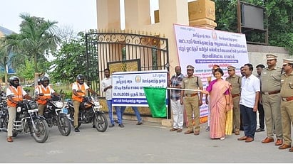  ராணிப்பேட்டையில் சாலைப் பாதுகாப்பு மாதத்தையொட்டி தலைக்கவசம் கட்டாயம் என்ற இருசக்கர வாகன விழிப்புணா்வு பேரணியை கொடியசைத்து தொடங்கி வைத்த ஆட்சியா் ஜெ.யு.சந்திரகலா.