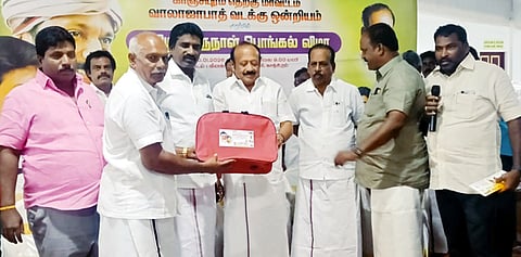 திமுக மூத்த நிா்வாகிகளுக்கு பொங்கல் பரிசு வழங்கிய வேளாண்மைத் துறை அமைச்சா் எம்.ஆா்.கே.பன்னீா் செல்வம். 