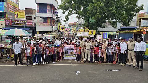 சிவகங்கை நகரில் சாலைப் பாதுகாப்பு குறித்து ஞாயிற்றுக்கிழமை தலைக்கவசம் அணிந்து விழிப்புணா்வு ஏற்படுத்திய சிலம்ப மாணவா்கள்.

