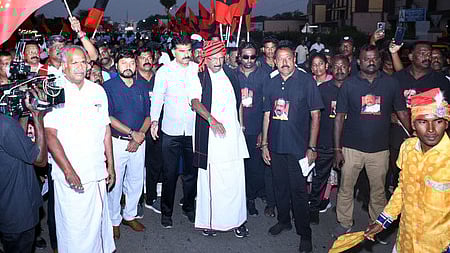  மதுரை உத்தங்குடிக்கு ஞாயிற்றுக்கிழமை வந்த மதிமுக பொதுச் செயலா் வைகோவுக்கு வரவேற்பு அளித்த சட்டப்பேரவை உறுப்பினா் மு. பூமிநாதன், மாவட்டச் செயலா் முனியசாமி உள்ளிட்டோா். 

