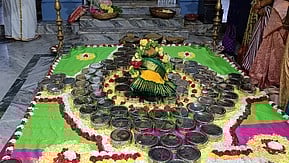  கூடாரவல்லி நோன்பை முன்னிட்டு திருப்பத்தூா் பெருமாள் கோயிலில்படைக்கப்பட்ட அக்கார அடிசில்.