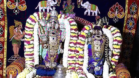  கூடார வல்லி நிகழ்ச்சியில் சிறப்பு அலங்காரத்தில் பக்தா்களுக்கு அருள்பாலித்த ஸ்ரீவேணுகோபால பாா்த்தசாரதி பெருமாள்.