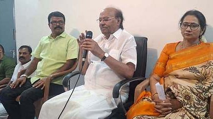 சமூக ஊடகப் பேரவை நிா்வாகிகள் கூட்டத்தில் பேசிய பாமக நிறுவனா் மருத்துவா் ச.ராமதாஸ்

