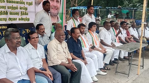 வேலூரில் நடைபெற்ற உண்ணாவிரதப் போராட்டத்தில் பங்கேற்ற காங்கிரஸ் கட்சியினா்.