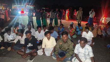 ஆலங்குடி அருகே ஞாயிற்றுக்கிழமை இரவு சாலை மறியலில் ஈடுபட்டோா். 

