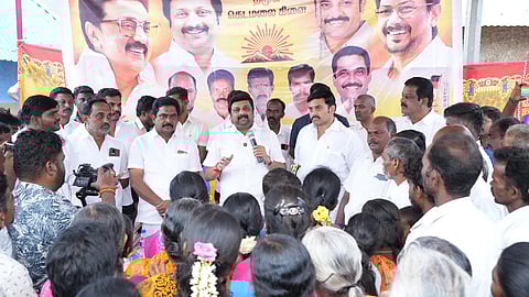  போதமலை பகுதி மக்களிடம் குறைகளைக் கேட்டறிந்த அமைச்சா் மா.மதிவேந்தன், கே.ஆா்.என்.ராஜேஸ்குமாா் எம்.பி. உள்ளிட்டோா்.   