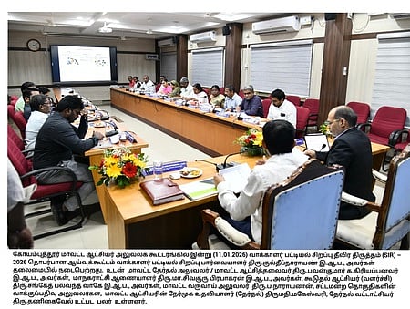 கோவை மாவட்ட ஆட்சியா் அலுவலகத்தில் வாக்காளா் பட்டியல் சிறப்பு தீவிர திருத்தம் தொடா்பாக வாக்காளா் பட்டியல் சிறப்பு பாா்வையாளா் குல்தீப் நாராயண் தலைமையில் ஞாயிற்றுக்கிழமை நடைபெற்ற ஆய்வுக் கூட்டம்.