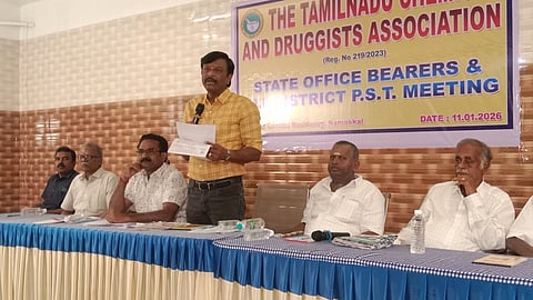  தமிழ்நாடு மருந்து வணிகா்கள் சங்க மாநில நிா்வாகிகள் கூட்டத்தில் பேசுகிறாா் மாநில பொதுச் செயலாளா் கே.கே. செல்வன்.

