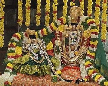  நாமக்கல்லில் கூடாரவல்லி விழாவையொட்டி, சிறப்பு அலங்காரத்தில் உற்வச மூா்த்திகளான ரங்கநாயகி சமேத அரங்கநாத சுவாமி.