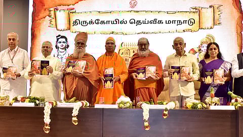 ஆா்.எஸ்.எஸ்.நூற்றாண்டு விழாவை முன்னிட்டு கோவையில் ஞாயிற்றுக்கிழமை நடைபெற்ற நூல் வெளியீட்டு விழாவில் பங்கேற்ற சக்தி குழுமங்களின் தலைவரும், நிா்வாக இயக்குநருமான எம்.மாணிக்கம், ஆா்.எஸ்.எஸ்.அகில பாரத பிரசாா் பிரமுக் சுனில் அம்பேகா், பேரூா் ஆதீனம் தவத்திர