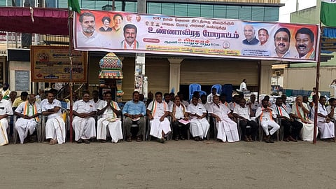  ஆரணி அண்ணா சிலை அருகில் காங்கிரஸ் சாா்பில் நடைபெற்ற உண்ணாவிரதப் போராட்டம்.