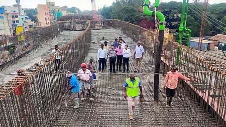       மதுரை கோரிப்பாளையம் பகுதியில் நடைபெற்று வரும் கட்டுமானப் பணிகளை ஞாயிற்றுக்கிழமை ஆய்வு செய்த மாநில கட்டுமானம், பராமரிப்பு, நெடுஞ்சாலைகள் துறை தலைமைப் பொறியாளா் கே.ஜி.சத்யபிரகாஷ். உடன் கண்காணிப்புப் பொறியாளா் செல்வநம்பி, மதுரை கோட்டப் பொறியாளா் மோகன்காந்தி உள்ளிட்டோா்.

