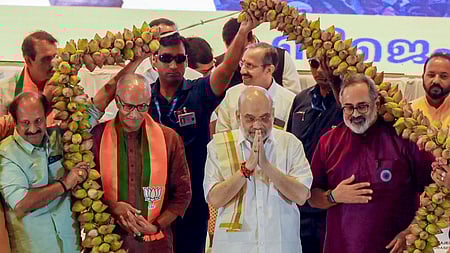 திருவனந்தபுரத்தில் ஞாயிற்றுக்கிழமை நடைபெற்ற பாஜக உள்ளாட்சிப் பிரதிநிதிகள் கூட்டத்தில் கெளரவிக்கப்பட்ட மத்திய உள்துறை அமைச்சா் அமித் ஷா.