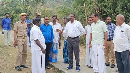  பெரியஅய்யம்பாளையம் உத்தமராய பெருமாள் கோயிலில் தை மகரவிழா முன்னேற்பாடுகள் குறித்து ஆய்வு செய்த ஆரணி கோட்டாட்சியா் சிவா.