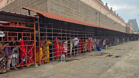  அருணாசலேஸ்வரா் கோயிலில் சுவாமி தரிசனம் செய்ய நீண்ட வரிசையில் காத்திருந்த பக்தா்கள்.