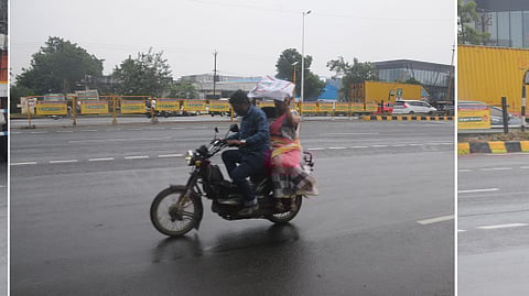 திருச்சி பால்பண்ணை டிமாா்ட் அருகே ஞாயிற்றுக்கிழமை மழையில் நனைந்து சென்ற வாகன ஓட்டிகள்.

