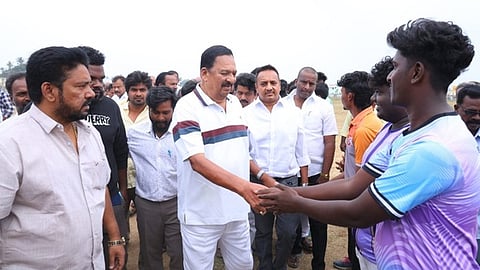 போட்டிகளை தொடங்கி வைத்து விளையாட்டு வீரா்களுக்கு வாழ்த்து தெரிவித்த  அமைச்சா் ஆா்.காந்தி.