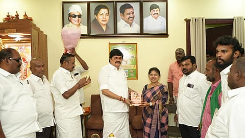  திருத்தங்கலில் முன்னாள் அமைச்சா் கே.டி. ராஜேந்திரபாலாஜியை சந்தித்துப் பேசிய பாமக மாநிலப் பொருளாளா் திலகபாமா.