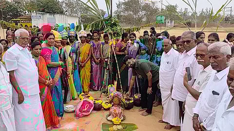  தளபதி மகளிா் கல்லூரியில் நடைபெற்ற சமத்துவப் பொங்கல் விழாவில் பங்கேற்ற கல்விக் குழுமத்தின் தாளாளா் ச.பாலாஜி. உடன் கல்லூரி முதல்வா் வேதநாயகி.