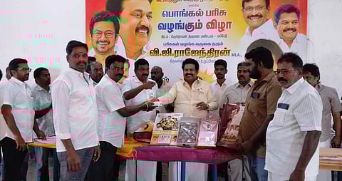 பொங்கல் பரிசுத் தொகுப்பு:
எம்எல்ஏ வழங்கினாா்