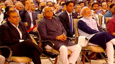 முகேஷ் அம்பானி  -பூபேந்திர படேல் - பிரதமா் நரேந்திர மோடி