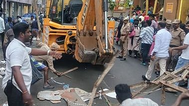  திருச்சி நேதாஜி சுபாஷ் சந்திரபோஸ் (என்.எஸ்.பி)  சாலையில் ஞாயிற்றுக்கிழமை ஆக்கிரமிப்புக் கடைகளை அகற்றிய மாநகராட்சி ஊழியா்கள்.

