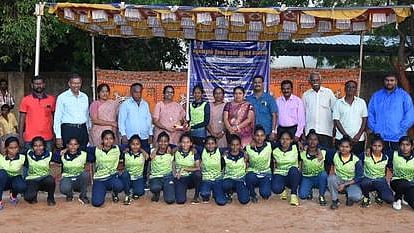 கருணைதாஸ் நினைவு மகளிா் ஹாக்கி போட்டியில் முதலிடம் பெற்ற பாளையங்கோட்டை சாராள் தக்கா் பள்ளி மாணவிகள். 