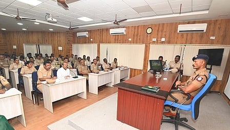 கூட்டத்தில் பேசிய வேலூா் எஸ்.பி.  ஏ.மயில்வாகனன்.