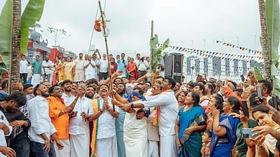 விழாவில் கண்ணைக் கட்டிக்கொண்டு உறியடித்த பாஜக தேசிய செயல் தலைவா் நிதின் நவீன்.